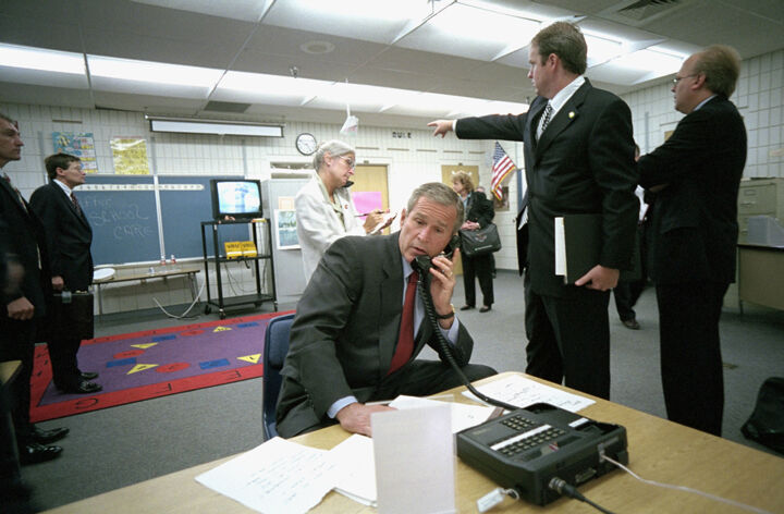 Prezydent Bush przy telefonie STU